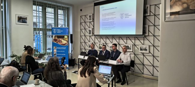 Záběry z tiskové konference k výsledkům dozoru 3