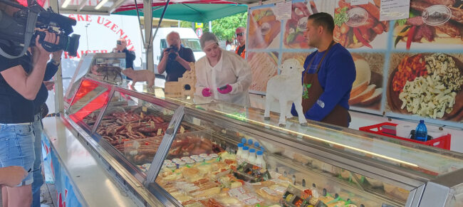 Masné a mléčné potraviny na farmářském trhu